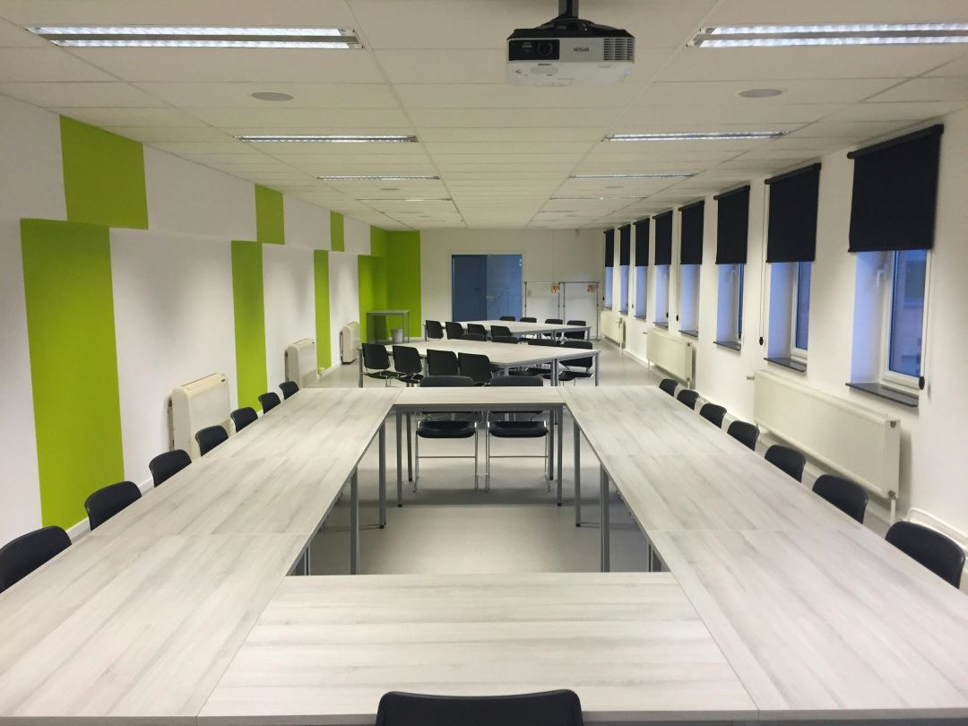 Read more about the article 4 Manfaat Sewa Ruang Kantor Siap Pakai, Bisa Hemat Budget!